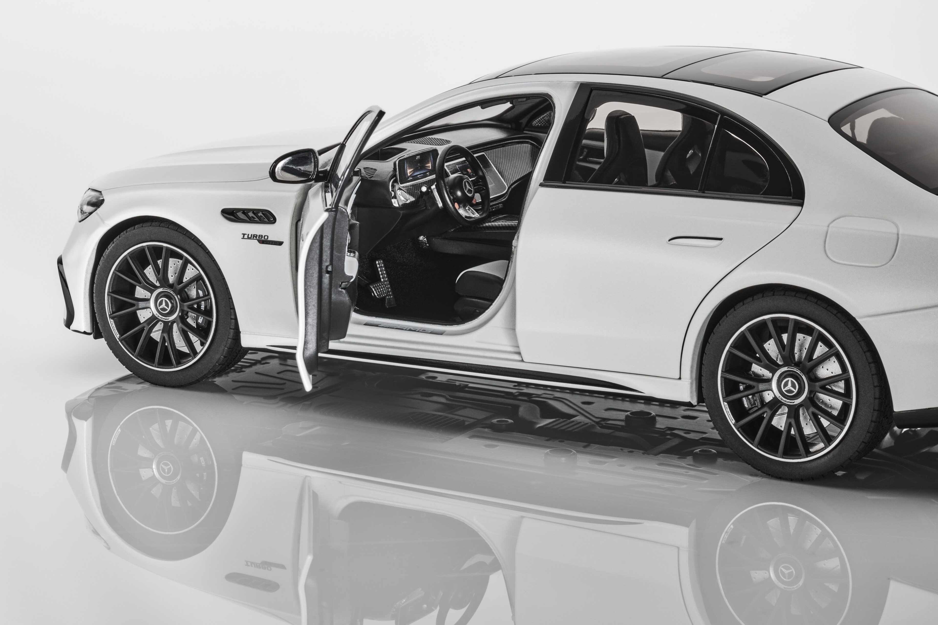 Mercedes-AMG E 53, Hybride, 4MATIC+, W214 - MANUFAKTUR opalietwit magno, NZG, 1:18